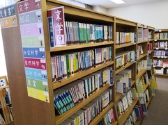 図書館内の蔵書棚