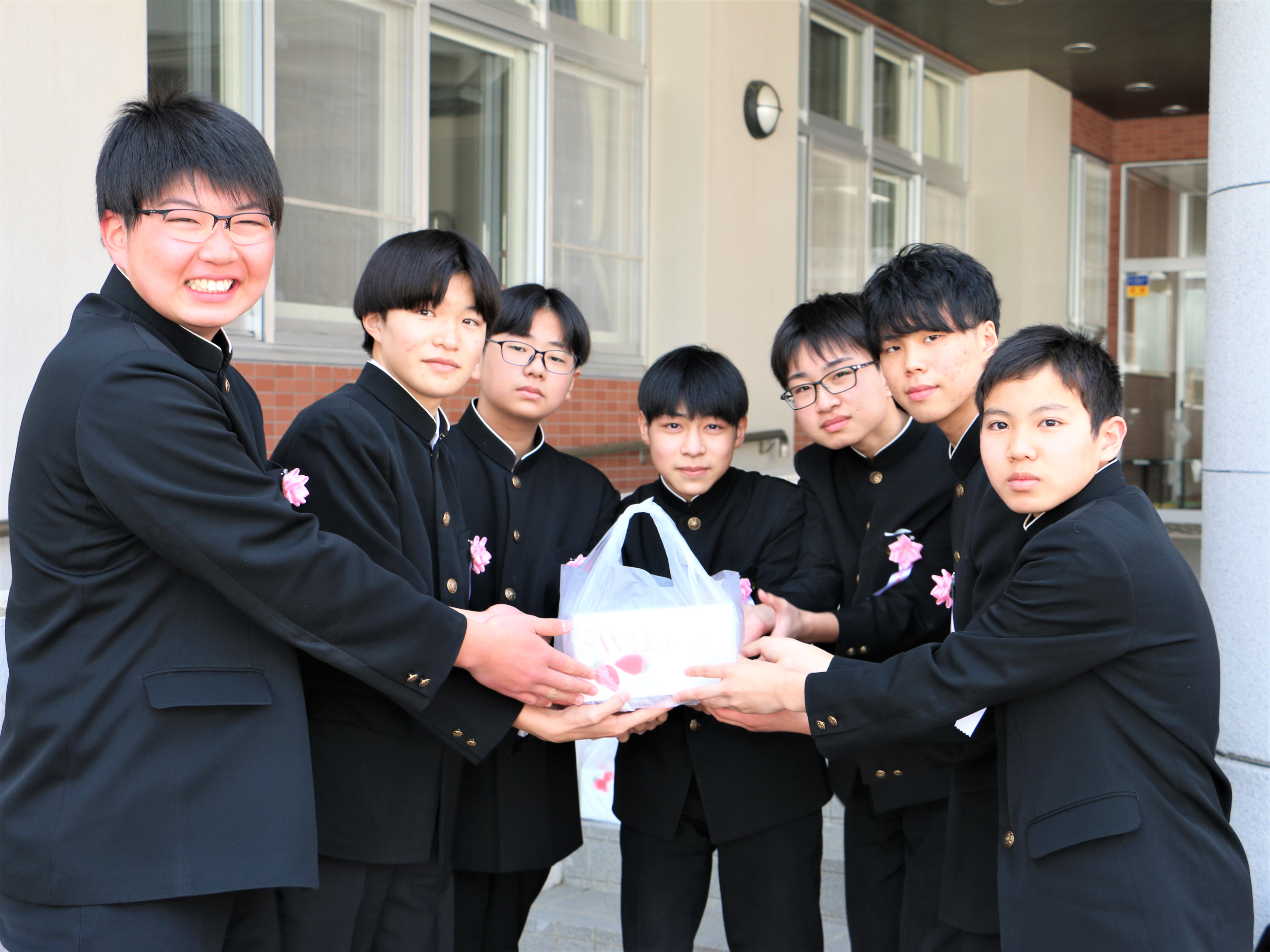 喜茂別中学校卒業生へお祝い贈呈